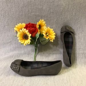 NWOT - Olsenboye Charcoal ‘Suede’ Bow-front Mini-Wedges